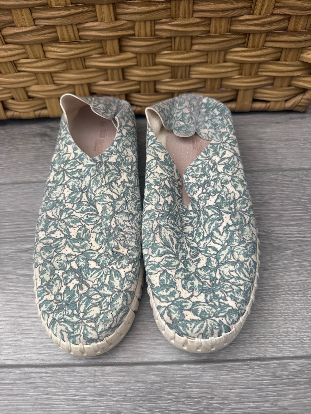 Ilse Jacobsen Floral-Print Slip-On Flats in Sage and Cream
